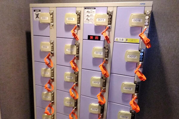 浴場入口のロッカー
